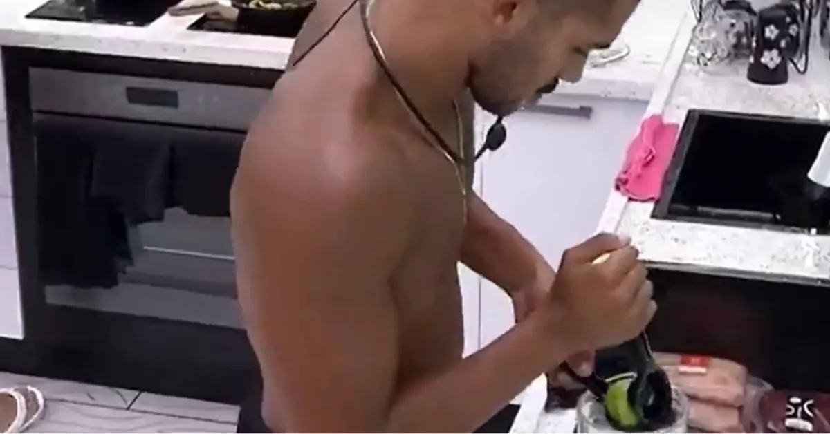 Nas imagens, o brother, que entrou no reality após a dinâmica da Casa de Vidro, posiciona o limão inteiro em um espremedor de metal