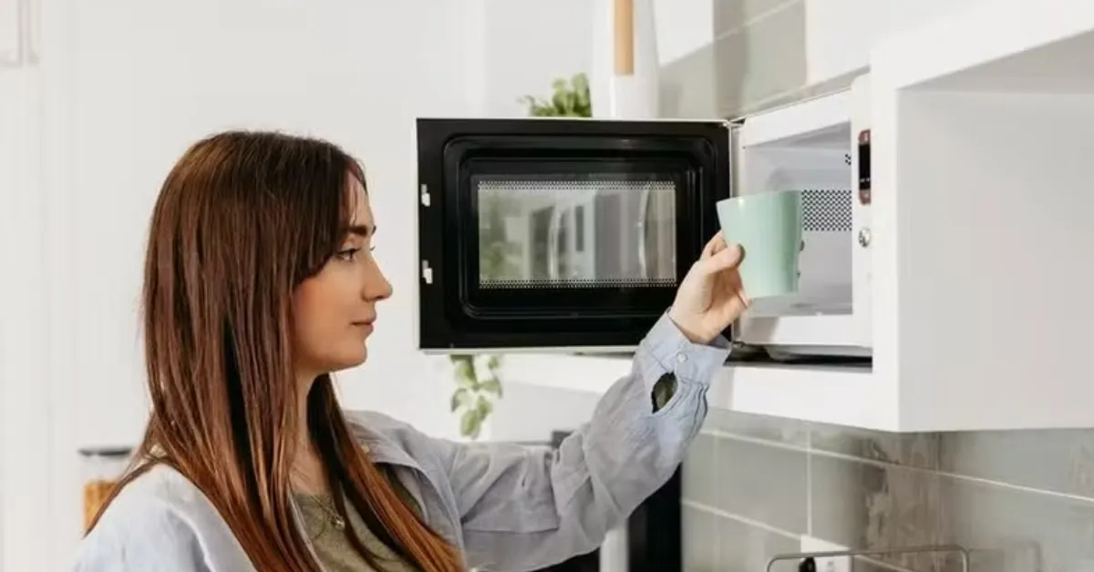 O principal problema está no modo como o micro-ondas aquece os líquidos.