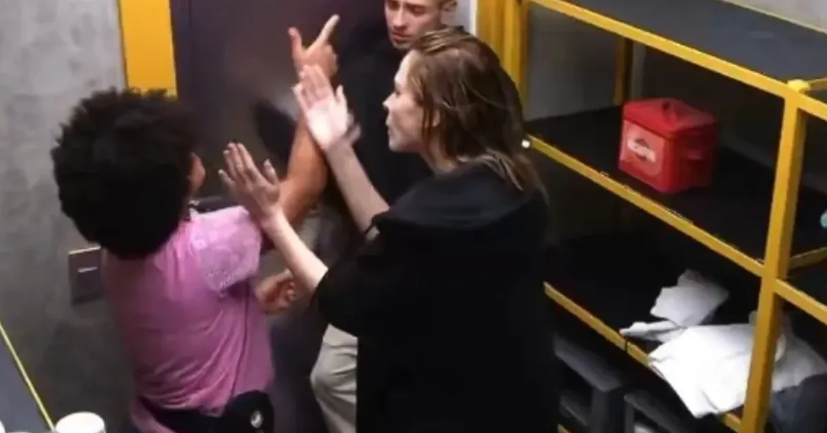 Milena levantou a hipótese de que a câmera tenha sido colocada após o episódio em que Pedro tentou beijar Jordana sem consentimento.