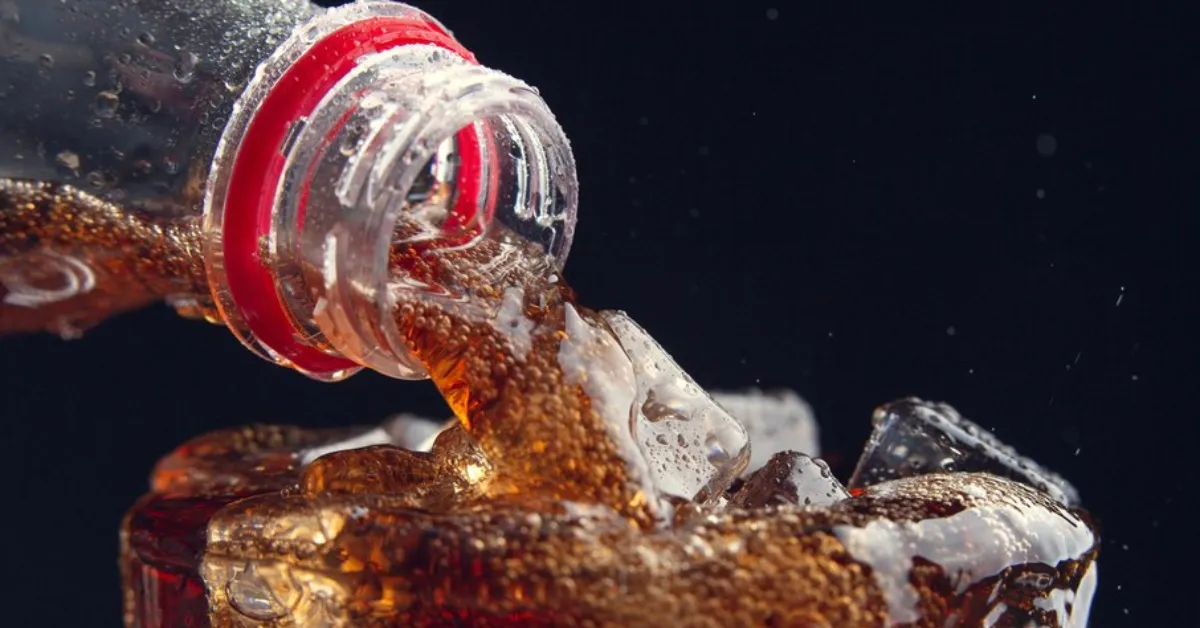 O réu, Franklin Lo Kim-ngai, de 63 anos, admitiu ter misturado urina em garrafas de Coca-Cola Plus e 7-Up