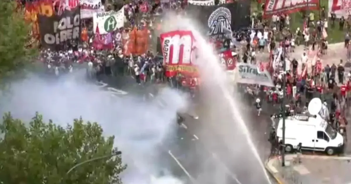 A sessão ocorreu enquanto manifestantes se concentravam nas imediações do Congresso, em Buenos Aires