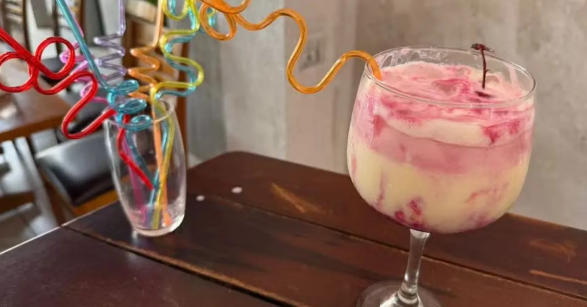 A bebida combina suco de abacaxi, leite condensado e sorvete, com finalização de groselha e cereja.