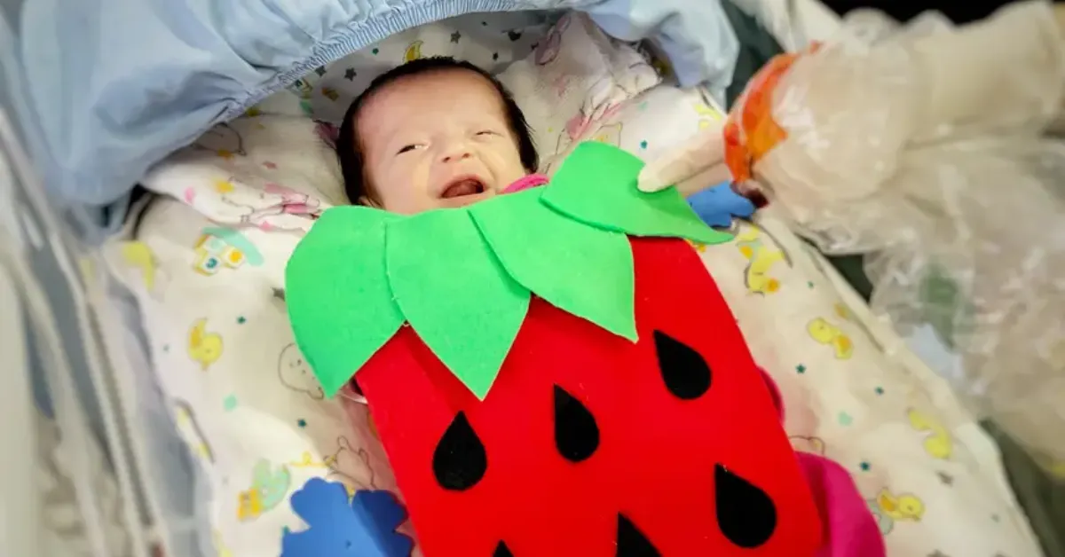 Os bebês utilizaram fantasias adaptadas, desenvolvidas conforme protocolos de segurança hospitalar