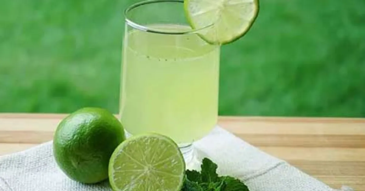 O suco de limão preparado apenas com a fruta e água possui baixo teor de carboidrato quando comparado a sucos de frutas mais doces.