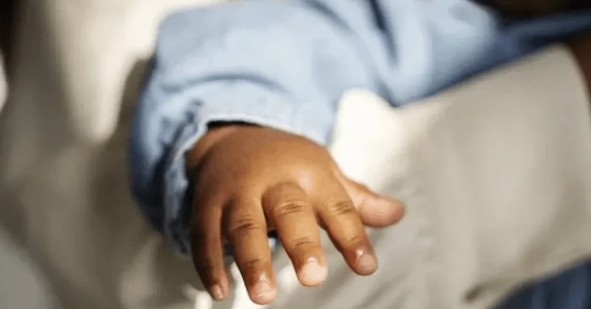 Segundo relatos, a criança teria ficado sem supervisão enquanto os pais se envolveram em uma briga.