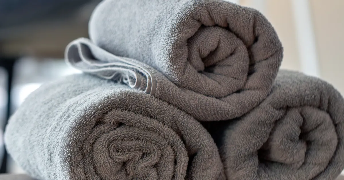 Mesmo quando você encontra toalhas de banho em promoção, uma toalha boa entrega conforto na pele, seca com menos esforço e não vira um pano duro depois de algumas lavagens.