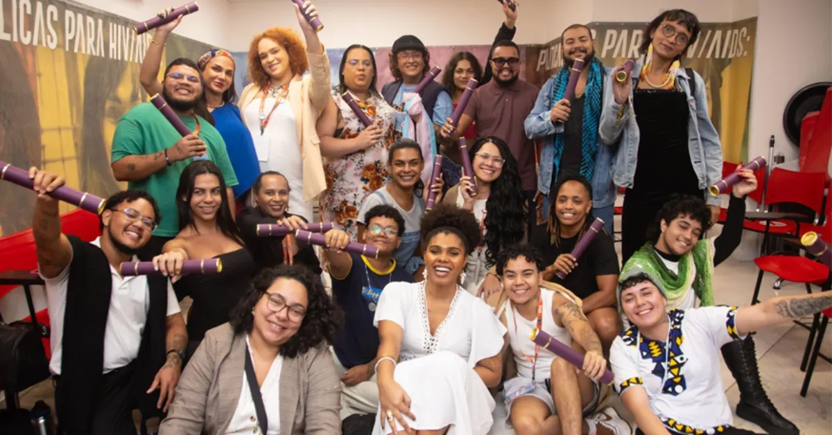 A oportunidade faz parte do Projeto Pajubá, iniciativa voltada ao fortalecimento de organizações e coletivos que atuam na defesa dos direitos da população LGBTQIA+ no Brasil.