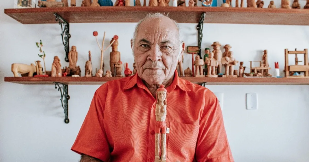 A exposição apresenta esculturas produzidas em diferentes períodos da trajetória do artista sergipano, conhecido como Véio