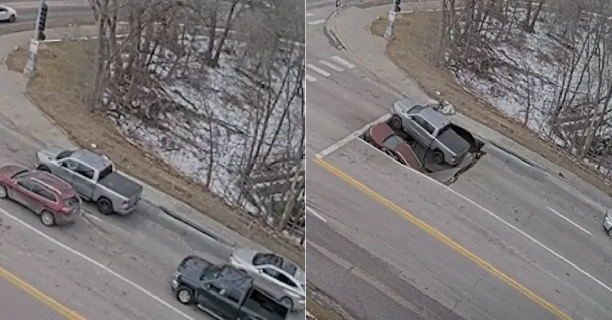 As imagens mostram uma picape e um SUV parados em um semáforo quando parte da pista cede.