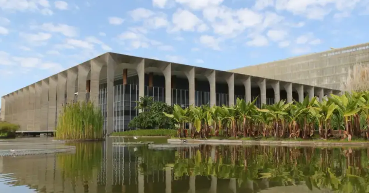 O Itamaraty declarou que o diálogo é o meio indicado para a solução do impasse e reiterou que essa é a posição defendida pelo Brasil em conflitos internacionais.