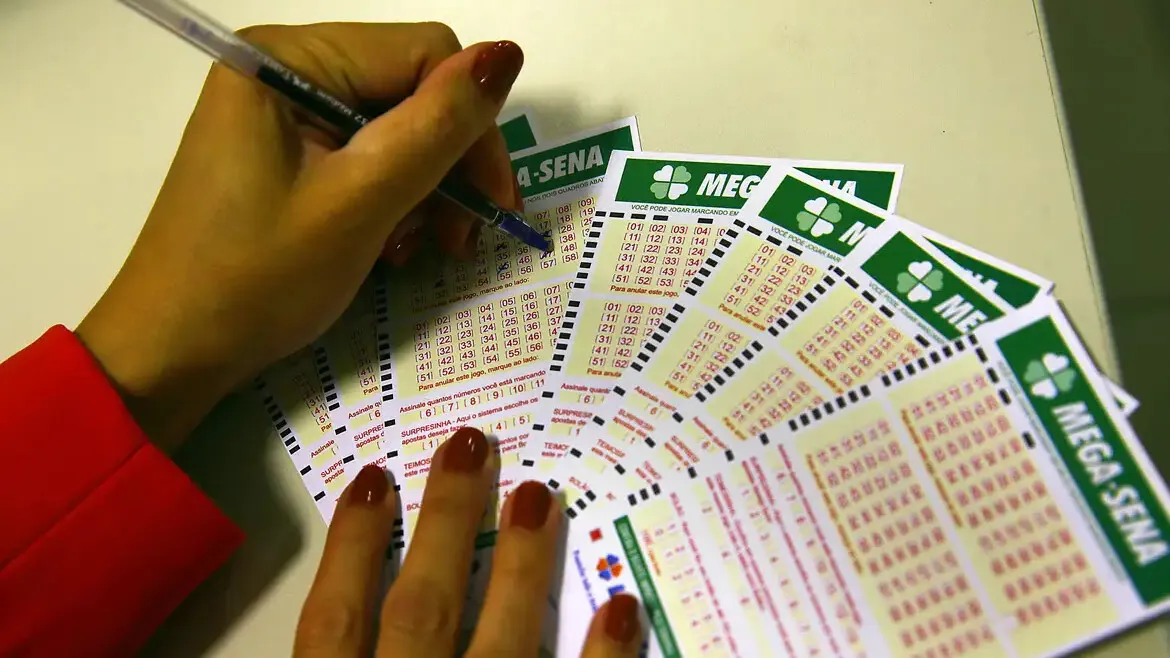 Disputa judicial em Goiânia sobre bolão da Mega-Sena: participante excluído busca R$ 160 mil após pagamento contestado.