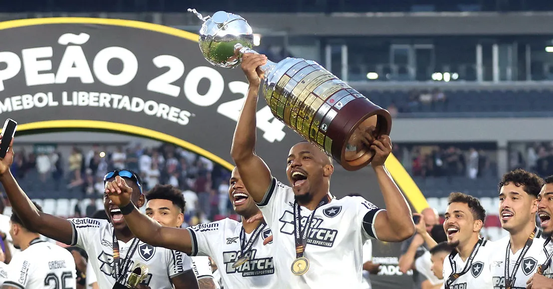 Marlon Freitas levantou a taça da Libertadores do Fogão em 2024
