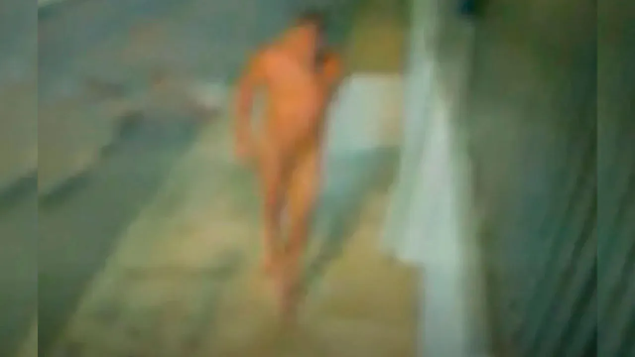 Registro de câmera de segurança mostra o homem caminhando nu pela QR 412 durante a madrugada de sábado.