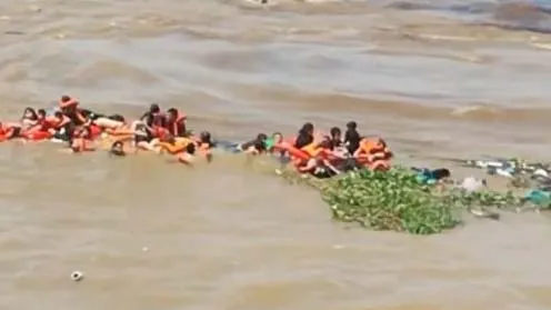 Vítimas dentro do rio antes da chegada do resgate