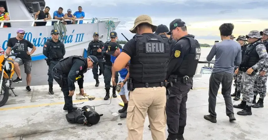 A droga apreendida estava escondida dentro de um compressor na área destinada a encomendas.