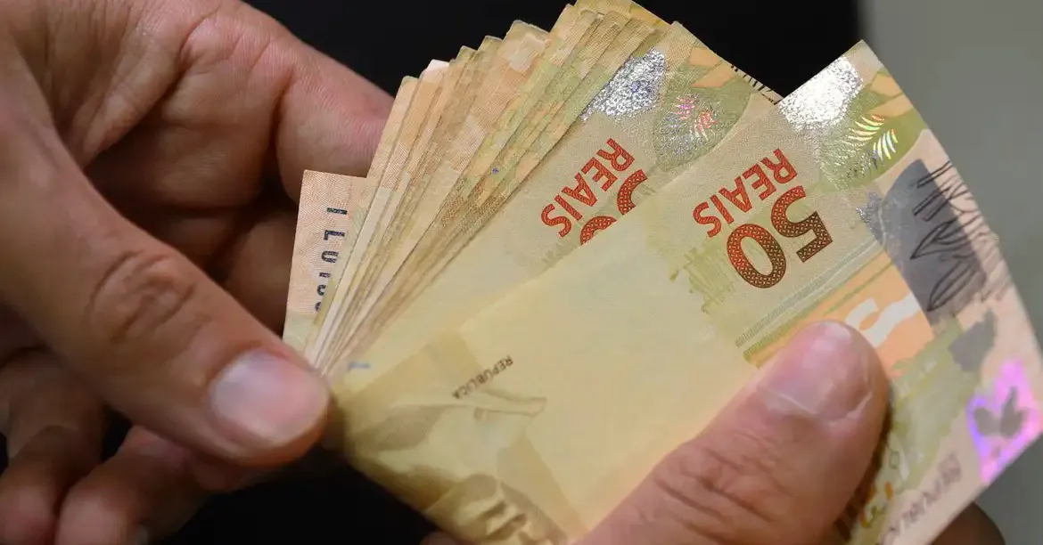 A primeira foi paga até 28 de novembro, conforme a legislação.