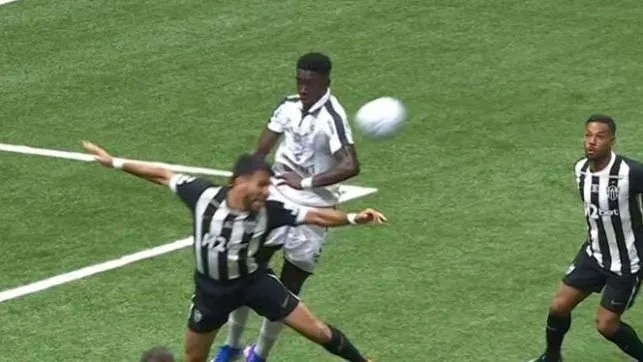 Lance que motivou anulação de gol do time na partida