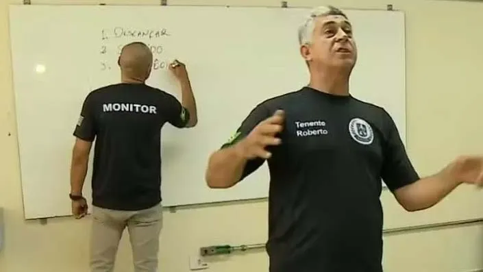 Monitor na imagem ao fundo escrevendo as pérolas