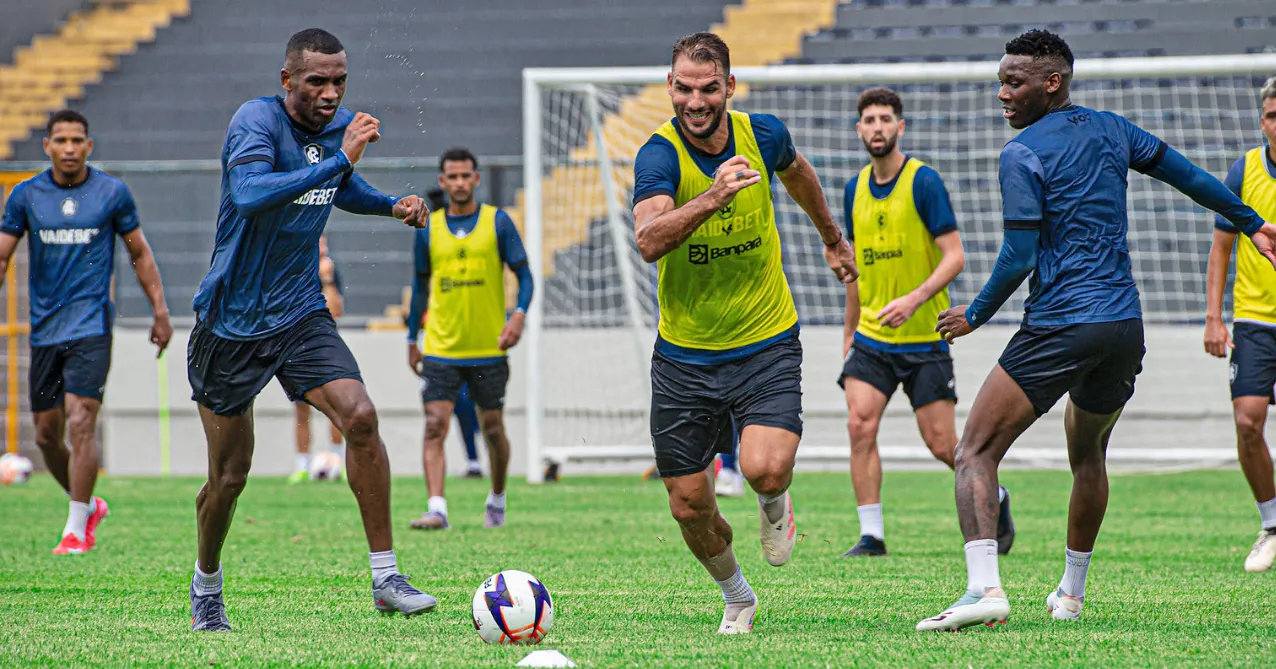 Panagiotis (amarelo) está de saída do Baenão