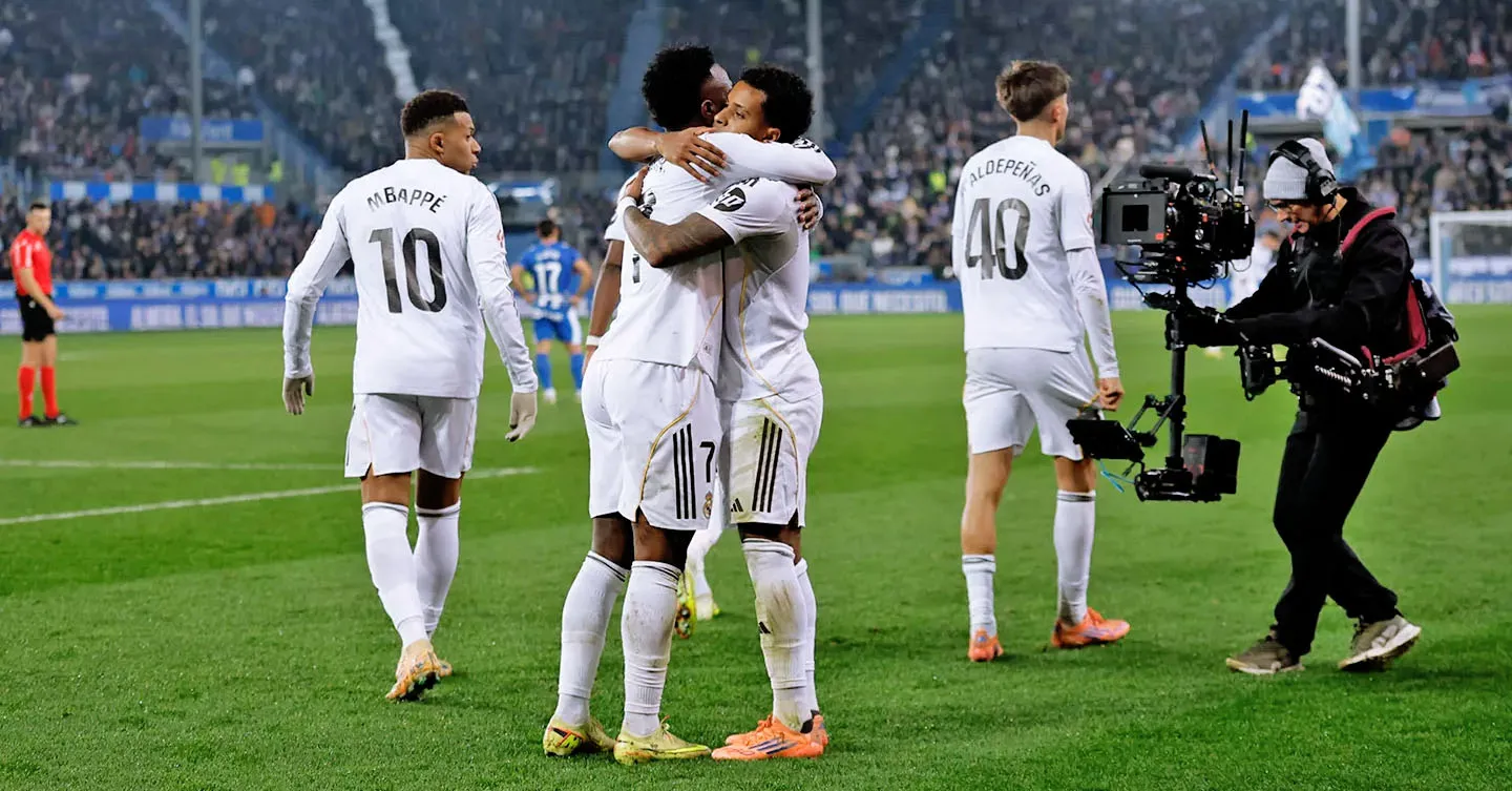 Rodrygo abraça Vini Jr após gol da vitória