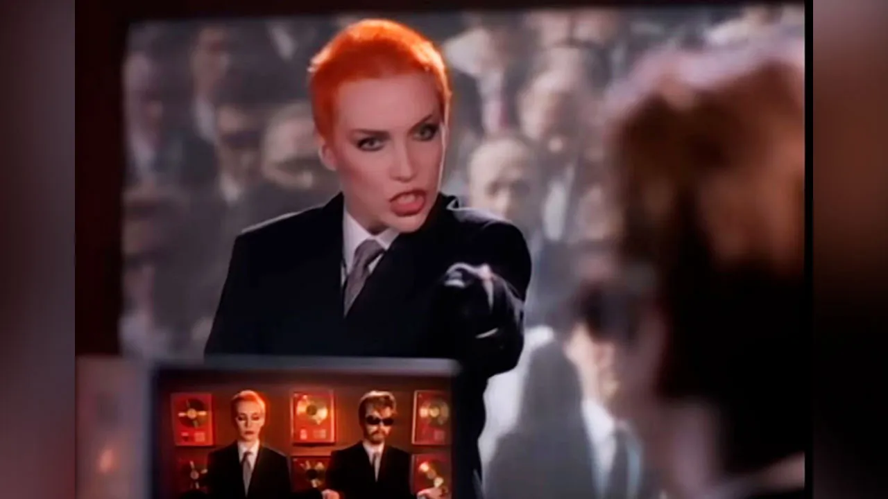 Annie Lennox no icônico videoclipe de 1983: estética andrógina e cabelo laranja ajudaram a redefinir a imagem feminina na mídia.