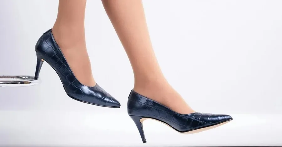 O salto pode ter uma função prática na hora da intimidade.