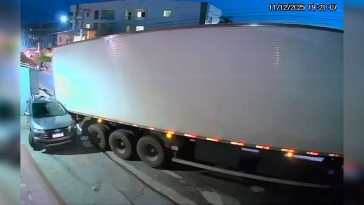 O impacto causou danos materiais significativos ao veículo atingido