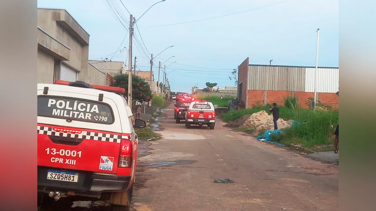 Equipes do CPR XIII e unidades táticas de Marabá durante o cerco estratégico em residência no bairro Jardim Tropical, em Xinguara.