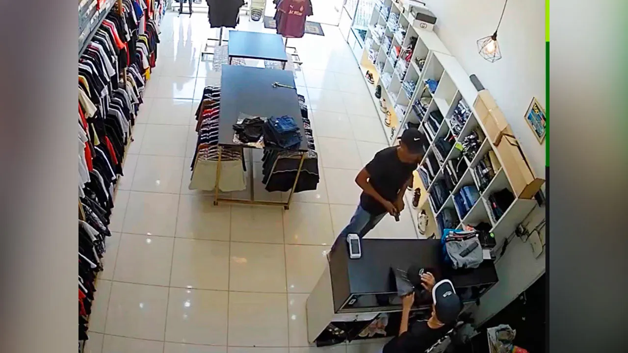 O suspeito entrou no estabelecimento se passando por cliente e iniciou uma simulação de compra.
