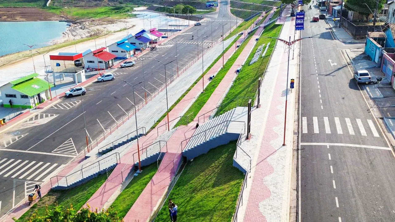 Profissionais da educação em atividade; certame busca preencher postos de professores e agentes de inclusão.