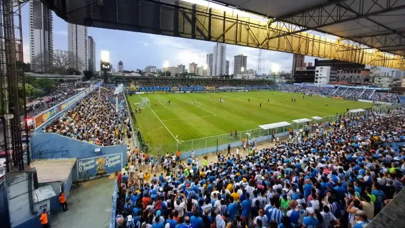 Na Curuzu, Paysandu busca recomeço no Parazão após rebaixamento, enfrentando o São Raimundo na estreia.