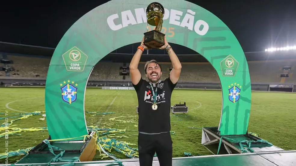 Luizinho Lopes foi campeão da Copa Verde com o Paysandu na temporada de 2025.