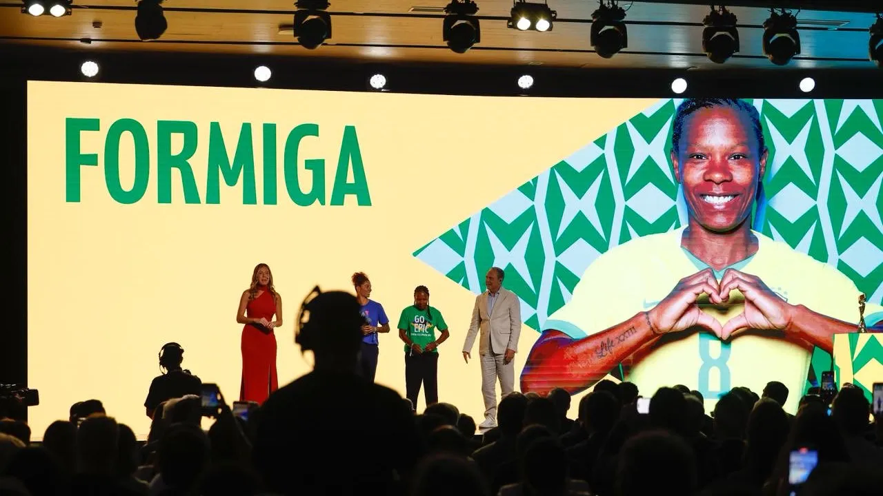 A Fifa lançou a Copa do Mundo Feminina de 2027 no Brasil, unindo futebol, arte e cultura, mas gerou críticas sobre o foco na seleção masculina.