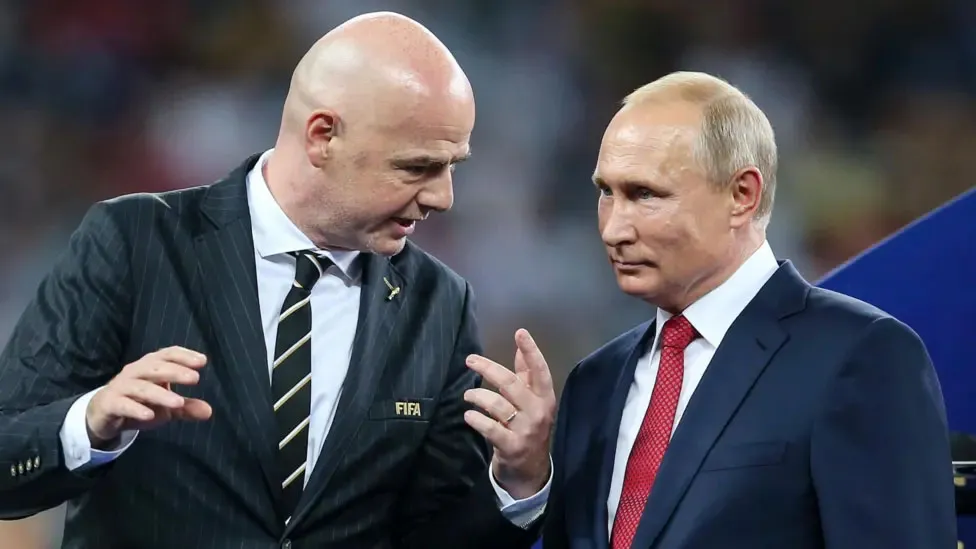 Gianni Infantino sugere retorno da Rússia ao futebol internacional, gerando controvérsia