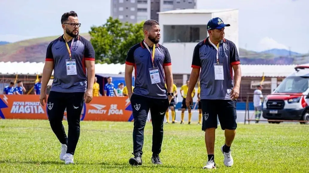 Hecton Alves, preparador físico, Ronan Teyzer, técnico, e Renye Farias, analista de performance, do Águia de Marabá; ônibus da equipe sofreu acidente na volta da Copinha