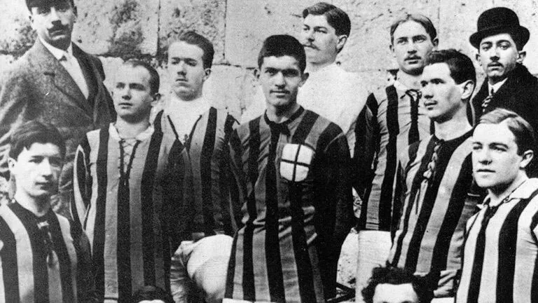 Giuseppe Gama Malcher, de chapéu e bigode, à direita, como dirigente nerazzurro na primeira foto oficial da equipe