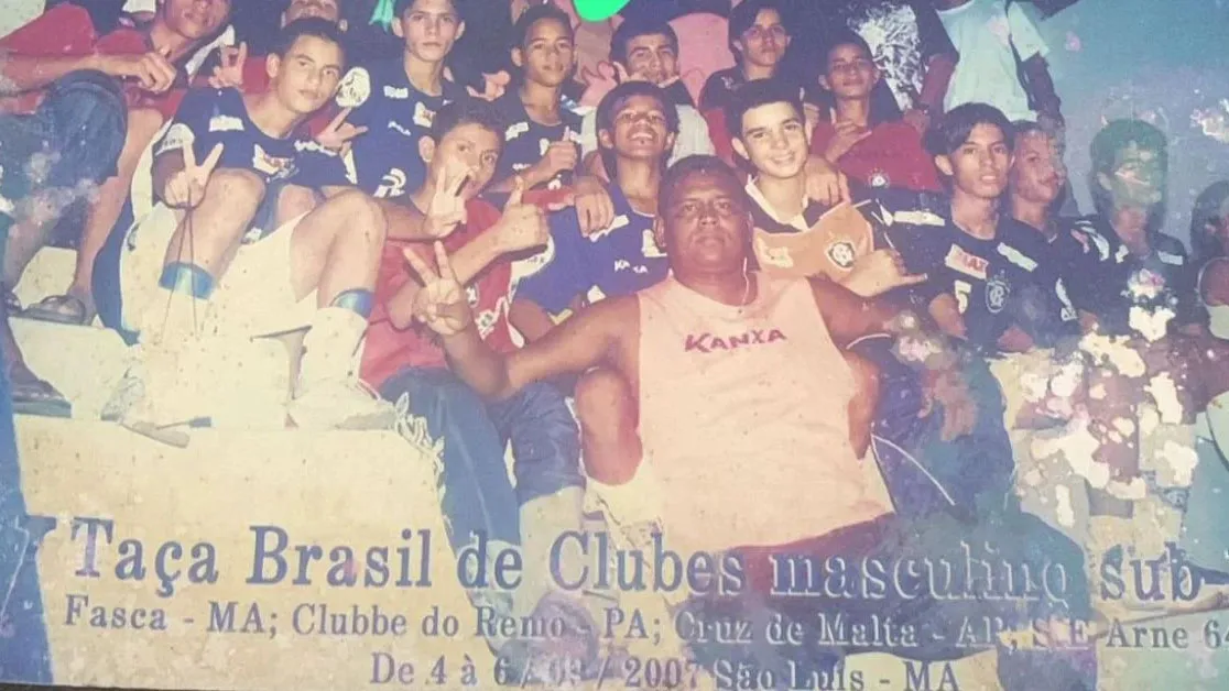 No registro, Pikachu aparece ao lado de outros jovens atletas comemorando a conquista da Taça Brasil de Clubes Sub-15, em 2007