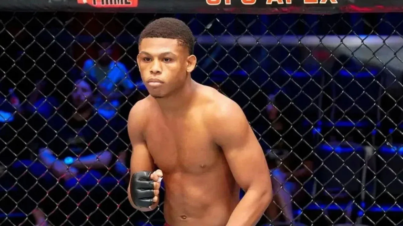 Atleta cai no palco durante pesagem e é atendido por paramédicos