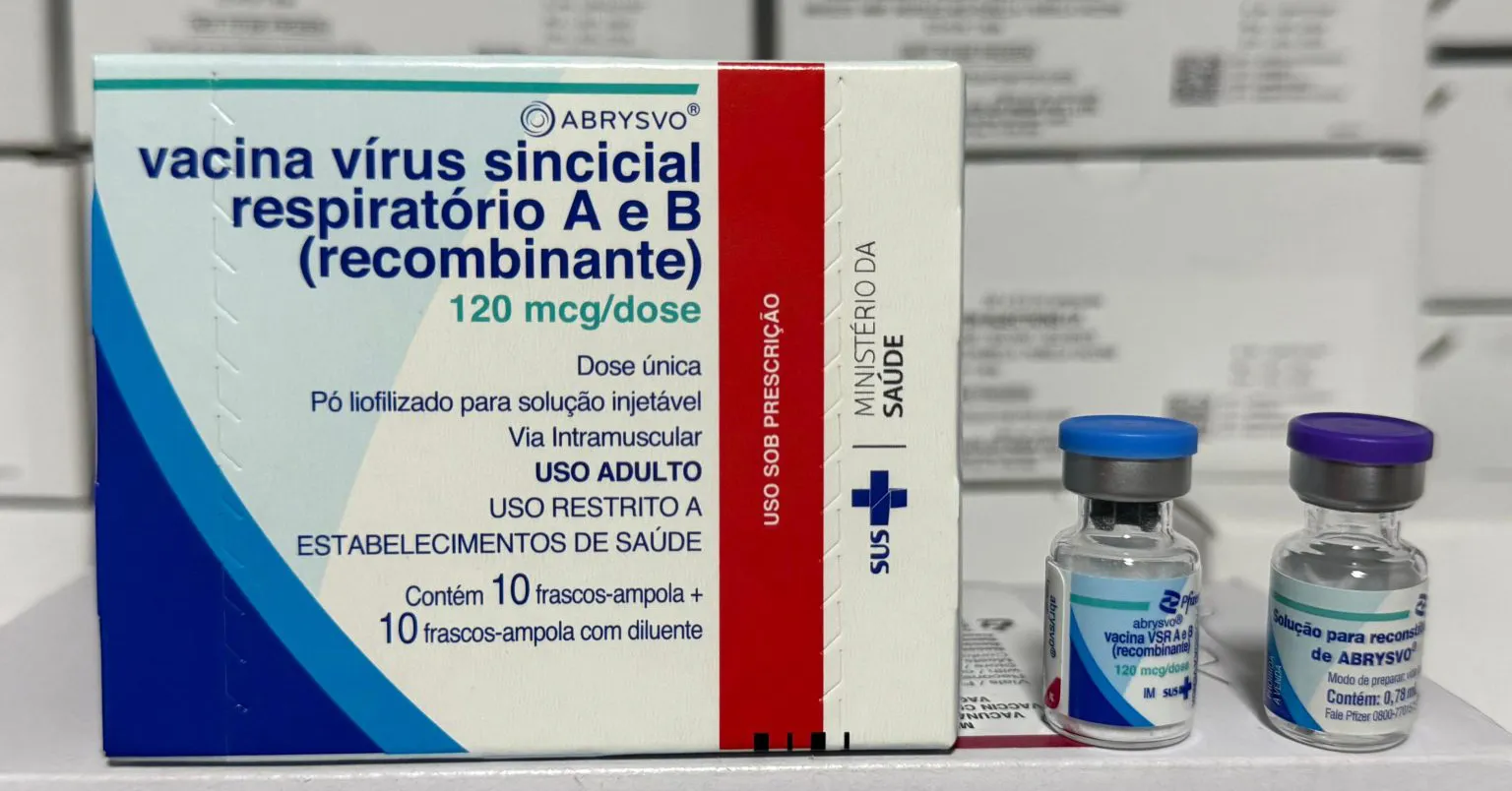 A vacinação é indicada para gestantes a partir da 28ª semana de gestação, equivalente ao início do sétimo mês.