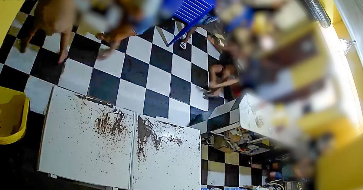 No momento da ação, alguns clientes correm para dentro do bar, outros se jogam ao chão na tentativa de se salvar.