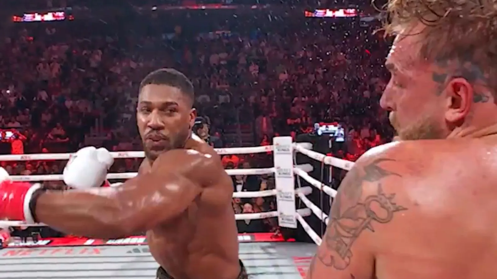 Anthony Joshua venceu Jake Paul por nocaute técnico no sexto assalto.