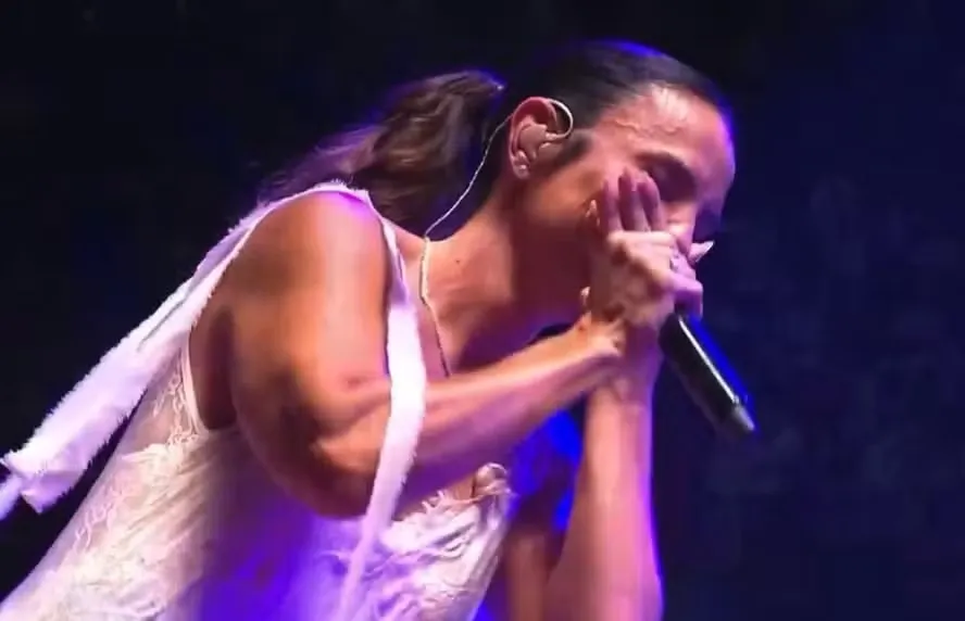 A artista interrompeu alguns trechos da música e precisou de momentos para se recompor.