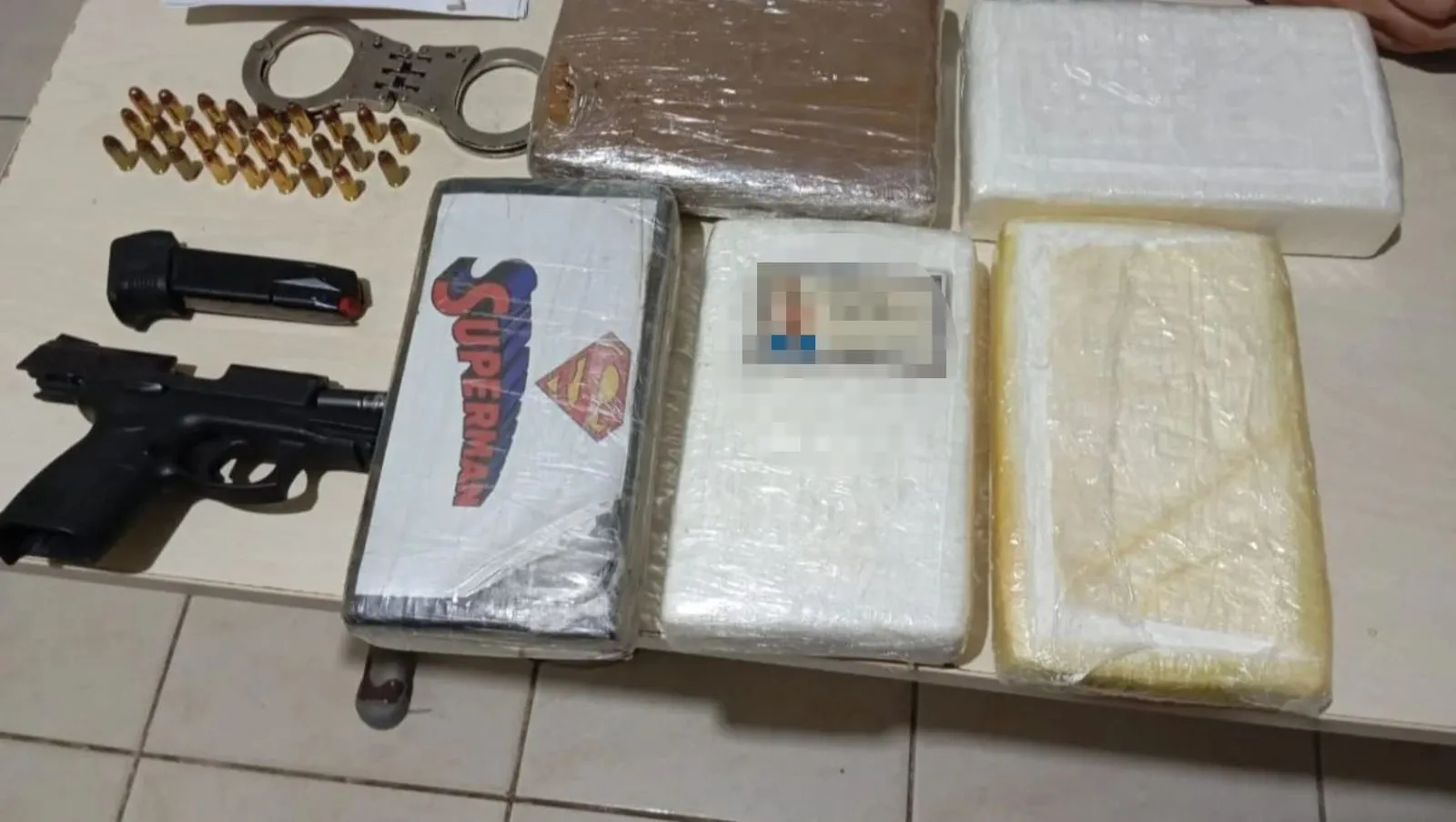 Drogas, arma e munições apreendidas no carro no PM.