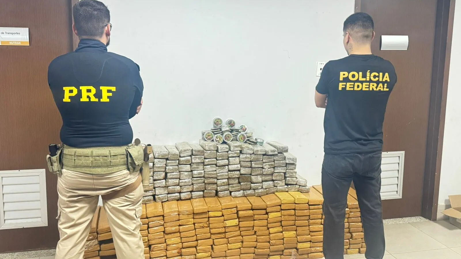 Duas pessoas foram presas em flagrante durante a operação.