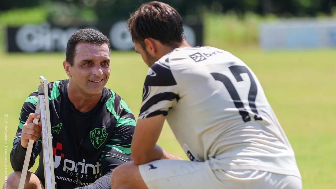 Treinador Júnior Rocha esboça time titular do Paysandu para estreia no Parazão 2026.