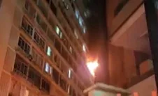 O fogo assusta moradores do edifício, localizado na alameda José Faciola, no centro de Belém.