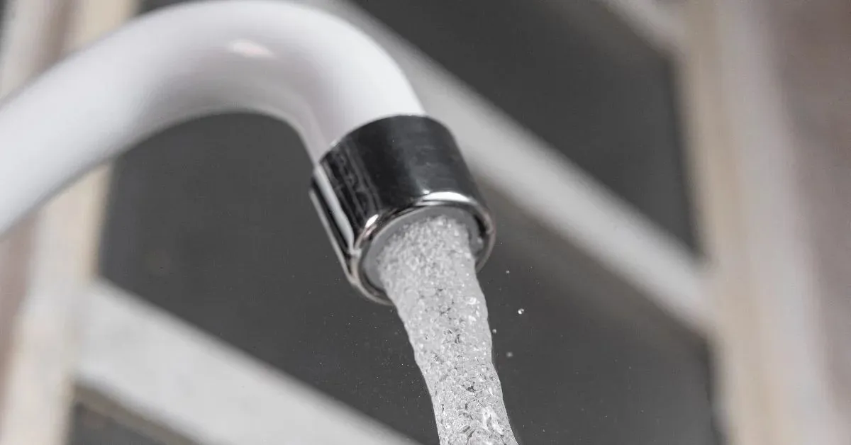 A água volta de forma progressiva em todas as áreas impactadas, conforme a rede recupera a pressão necessária.