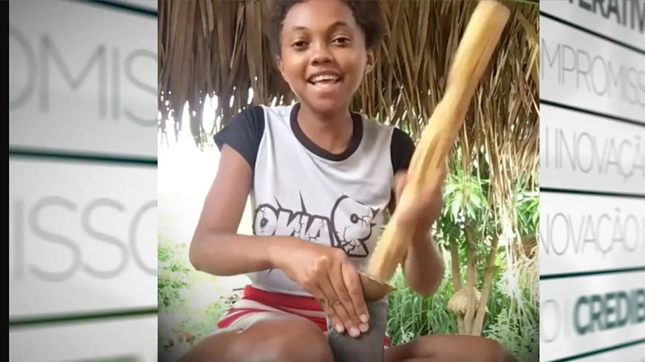 Quebrando coco babacu e "catando" hit de Zaynara, Mary Lima chamou atenção no TikTok com uma cena do cotidiano no interior do Maranhão.