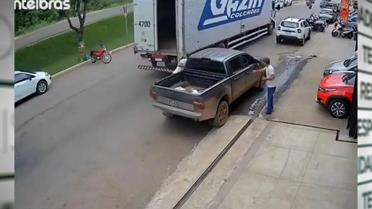 Câmera flagra momento em que porta de caminhão baú atinge homem em Parauapebas.