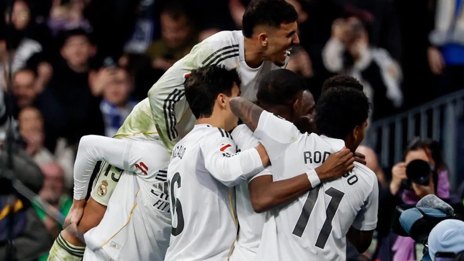 Mbappé marcou de pênalti nos acréscimos para garantir a vitória do Real.